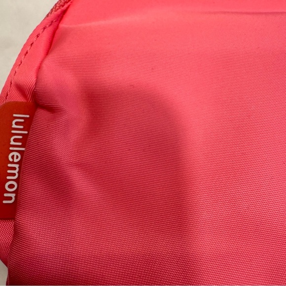 Lululemon Everywhere Belt Bag pink NWT Adjustable Strap - Picture 4 of 11